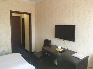 Отель Kirovakan Hotel Ванадзор Стандартный двухместный номер с 2 отдельными кроватями и балконом-1